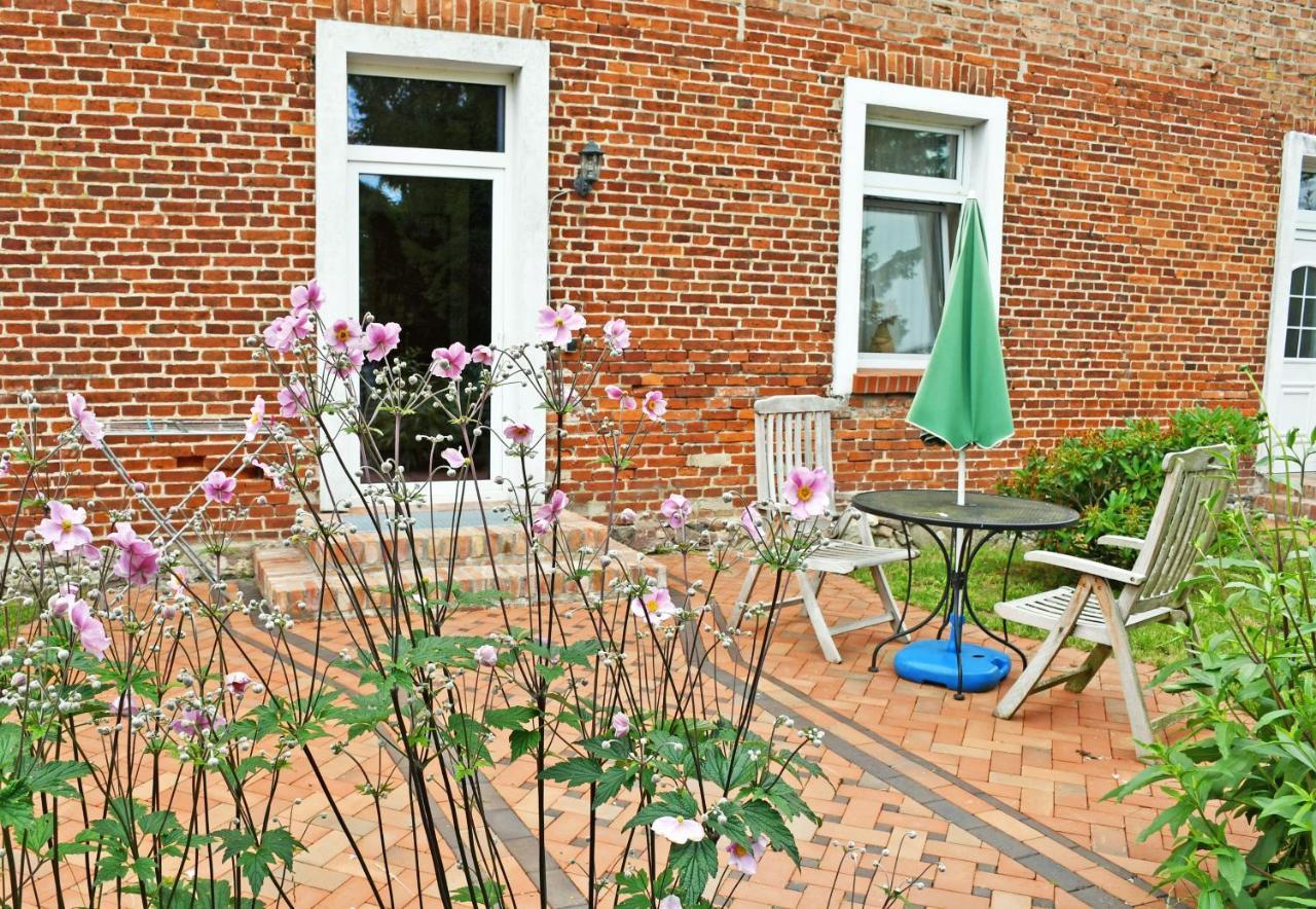 Ferienwohnungen Im Gutshaus Gnies エクステリア 写真