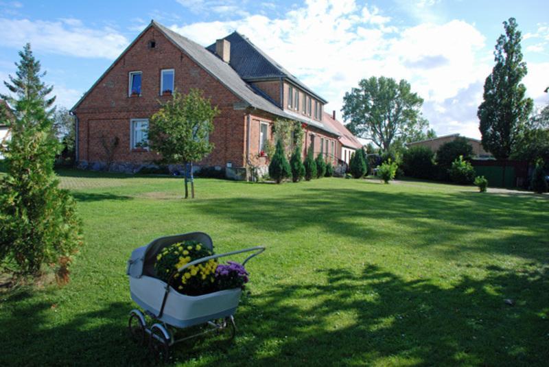 Ferienwohnungen Im Gutshaus Gnies エクステリア 写真